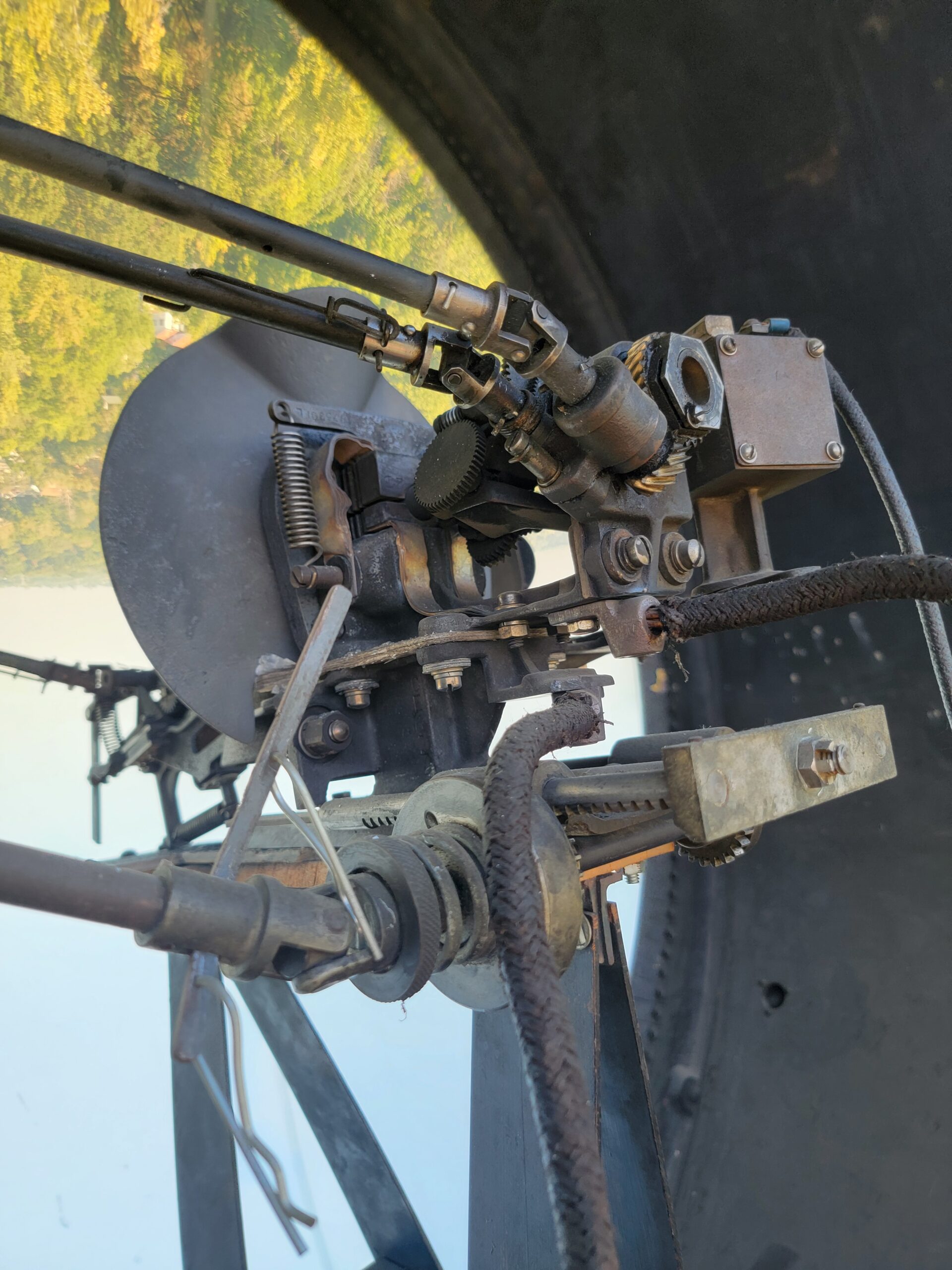 20240919_083429 Internals that feed positive/negative rods